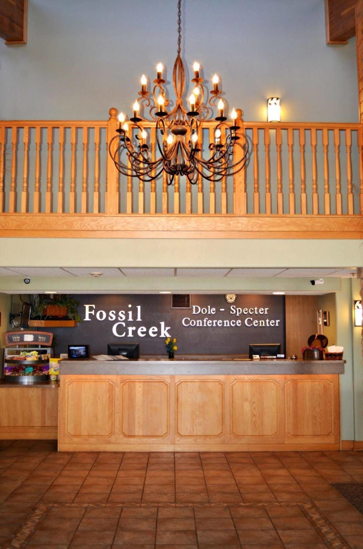 Fossil Creek Hotel & Suites Russell Exterior photo