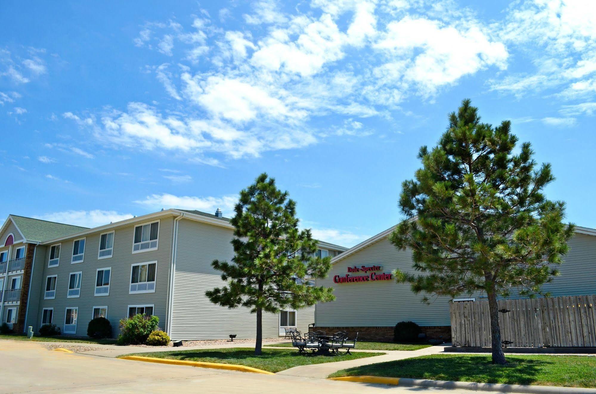 Fossil Creek Hotel & Suites Russell Exterior photo